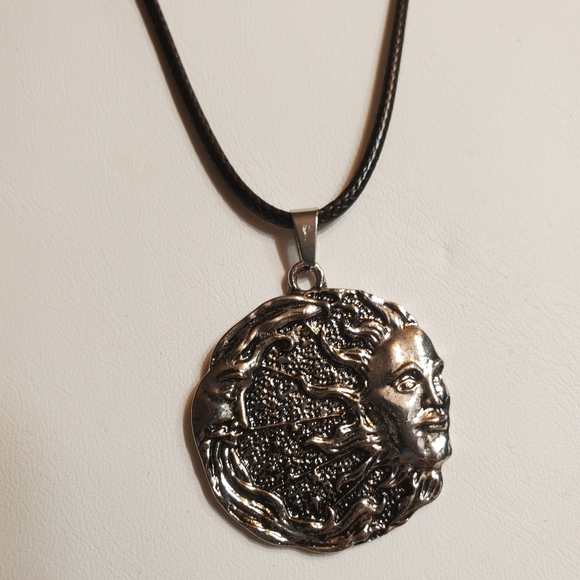 Gorgeous tibettan pendant 🌙moon 🌞sun necklace - Picture 3 of 4